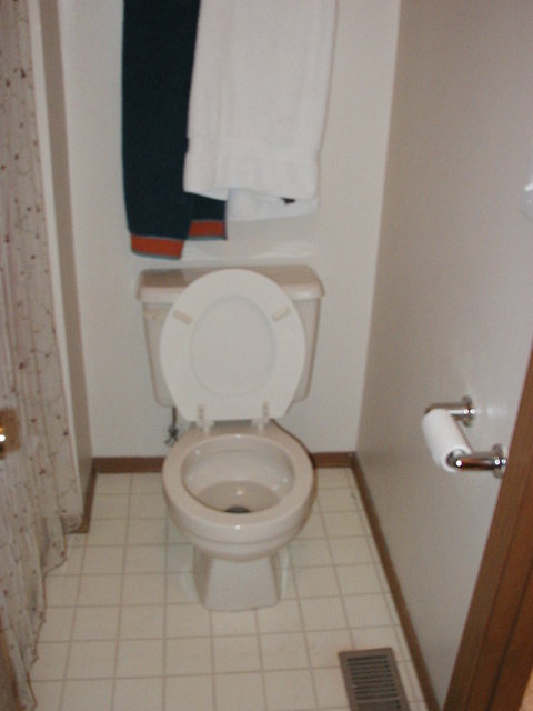 upstairs_bathroom 005