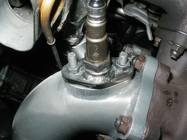 Removable, threaded flange, for wideband O2 sensor